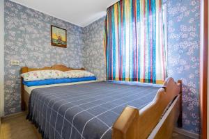 a small bedroom with a bed and a window at Atokaita in Palanga