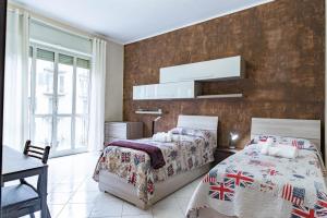 a bedroom with two beds and a staircase at Casa Metro Lingotto in Turin