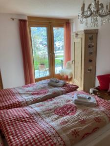 1 dormitorio con 2 camas y ventana en Millennium en Zermatt
