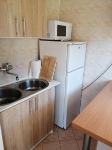 A kitchen or kitchenette at Kawalerka 300m od pięknej plaży Studio apartment 300m from a beautiful beach
