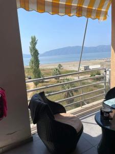 einen Balkon mit einem Stuhl und Strandblick in der Unterkunft Riviera in Vlorë