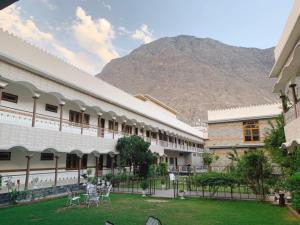 une vue sur un bâtiment avec une montagne en arrière-plan dans l'établissement Park Hotel Gilgit, à Gilgit