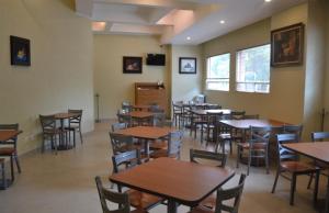 une salle à manger avec des tables et des chaises en bois dans l'établissement Hotel & Villas Panamá, à Mexico