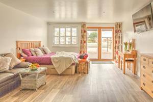 sala de estar con cama y sofá en 43 annexe en Newquay