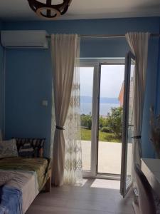 une chambre avec une porte coulissante en verre offrant une vue sur l'océan dans l'établissement LIGHTHOUSE, à Novi Vinodolski