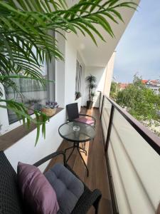 balcón con mesa, sillas y plantas en Apartman-Florianska en Košice