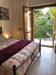諾爾馬的住宿－Appartamento “BellaVista” a Norma，一间卧室设有一张床和一个滑动玻璃门