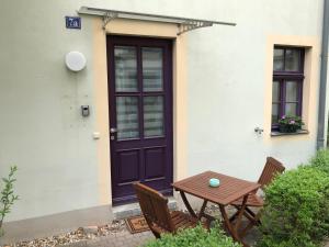 a table and chairs in front of a house with a door at Apartment Altstadt 2 in Pirna