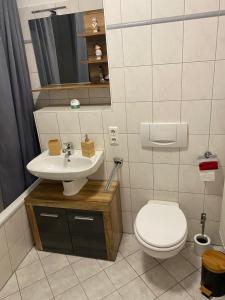 łazienka z toaletą i umywalką w obiekcie Apartment Altstadt 2 w mieście Pirna