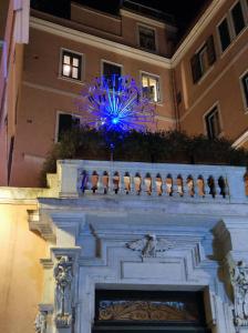 un edificio con una luz azul en la parte superior de un edificio en Appartamento Romeo, nel cuore di Roma, en Roma