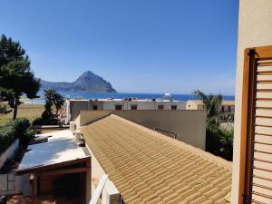 a roof of a building with the ocean in the background at Makari mare in Macari