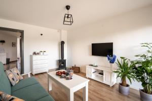 Televízia a/alebo spoločenská miestnosť v ubytovaní Apartament Nad Różami