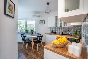 Kuchyňa alebo kuchynka v ubytovaní Apartament Nad Różami