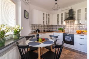 Kuchyňa alebo kuchynka v ubytovaní Apartament Nad Różami