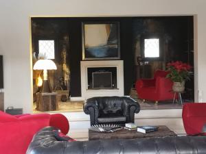 La Villa D’Aimée في فيداوبان: غرفة معيشة مع أريكة ومدفأة