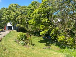 A garden outside Lamlash- Self catering accommodation with seaviews