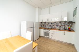 Un Lugar House Canteras - Coliving的厨房或小厨房
