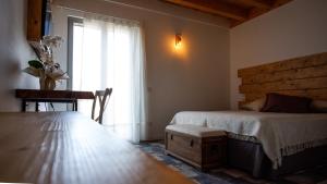 sypialnia z dwoma łóżkami i oknem w obiekcie Ca di Timo B&B w mieście Salionze