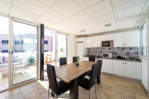 Un Lugar House Canteras - Coliving的厨房或小厨房