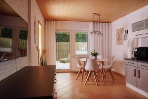 een keuken en eetkamer met een tafel en stoelen bij Haus Weitblick in Einbeck