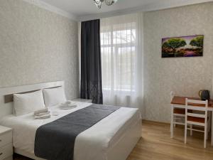 Rúm í herbergi á Hotel Sharl