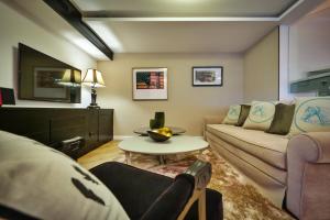Area soggiorno di 21st Floor Hotel