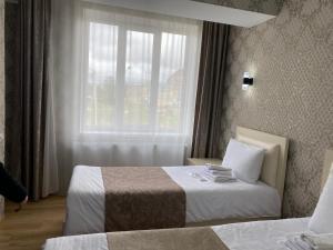 Rúm í herbergi á Hotel Sharl