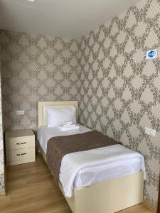 Rúm í herbergi á Hotel Sharl