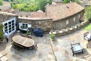 Elle offre une vue sur la terrasse dotée d'une table et de chaises. dans l'établissement Les Terrasses, à Cabrespine