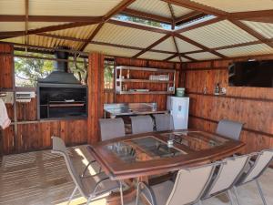 克鲁格斯多普Weston Guest House Krugersdorp的一间有桌椅和炉子的餐厅