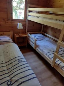 ブワディスワボボにあるSzyper pokoje i domkiのキャビン内のベッドルーム1室(二段ベッド2組付)