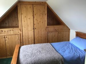 Ліжко або ліжка в номері Crofters Cottage at 100 Midtown