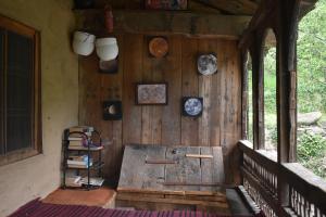 馬拉里的住宿－Time Trael，木墙房子的门廊