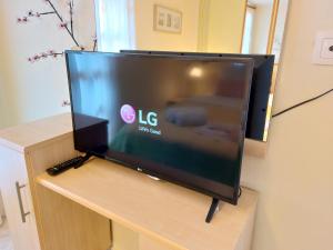 TV a/nebo společenská místnost v ubytování Nefeli Seaside Apartments