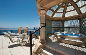 Rõdu või terrass majutusasutuses Queen of Sheba Eilat