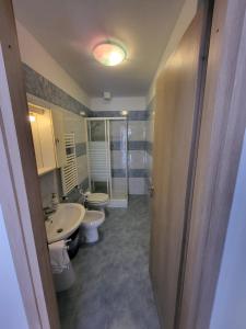 ein Badezimmer mit 2 WCs und einem Waschbecken in der Unterkunft Dream House Fiumicino in Fiumicino