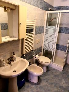 ein Bad mit einem Waschbecken und einem WC in der Unterkunft Dream House Fiumicino in Fiumicino