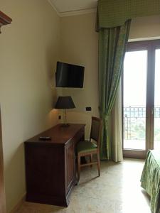 A television and/or entertainment centre at Hotel Primavera Dell'Etna