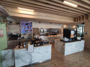Saló o bar de Apartament z basenem Sarbinowo