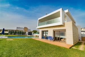 Villa Agadir Taghazout Bay Beach & Golf View في تغازوت: منزل به مسبح وساحة