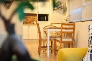 沙莫林Rustique Šamorín的厨房兼餐厅，配有桌椅