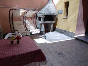 um quarto com uma mesa e uma lareira de pedra em CASA VACANZA BariSardo em Bari Sardo