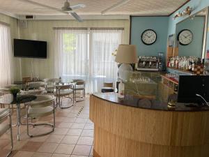 TV a/nebo společenská místnost v ubytování Hotel Aloha