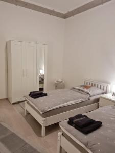 Biały pokój z 2 łóżkami i szafką w obiekcie Schönstes Wohnen nahe Hagen Eilpe w mieście Hagen