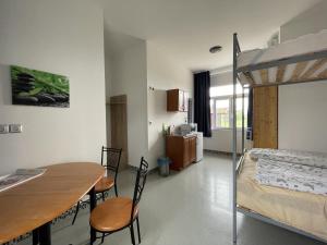 a room with a dining table and a bunk bed at Pisztráng17 Apartman in Gárdony