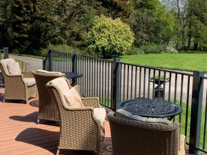 een groep stoelen en een tafel op een terras bij Thornton Lodge in Aysgarth