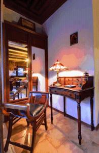 a desk with a lamp and a chair in a room at Guesthouse Niaousta in Naousa Imathias