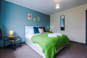 Krevet ili kreveti u jedinici u objektu 5 Bedroom House By NYOS PROPERTIES Short Lets & Serviced Accommodation Manchester With Free WiFi