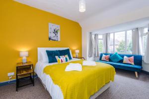 Krevet ili kreveti u jedinici u objektu 5 Bedroom House By NYOS PROPERTIES Short Lets & Serviced Accommodation Manchester With Free WiFi