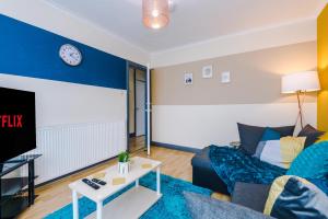 a living room with a couch and a tv at ✪ 15-30%OFF FOR WEEKLY&MONTHLY STAYS ✪5 Bed House✓ in Birmingham